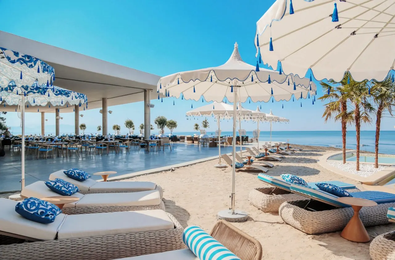 Dreamland Oasis Chakvi - пляж-клуб Cafe Del Mare в средиземноморском стиле